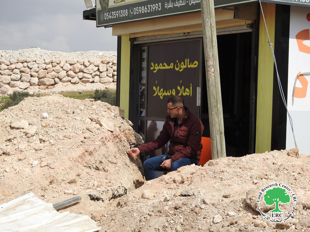 الاحتلال يجرف طريقاً ويغلق بالأتربة حوالي 50 محل تجاري في الرماضين جنوب الخليل | LRC