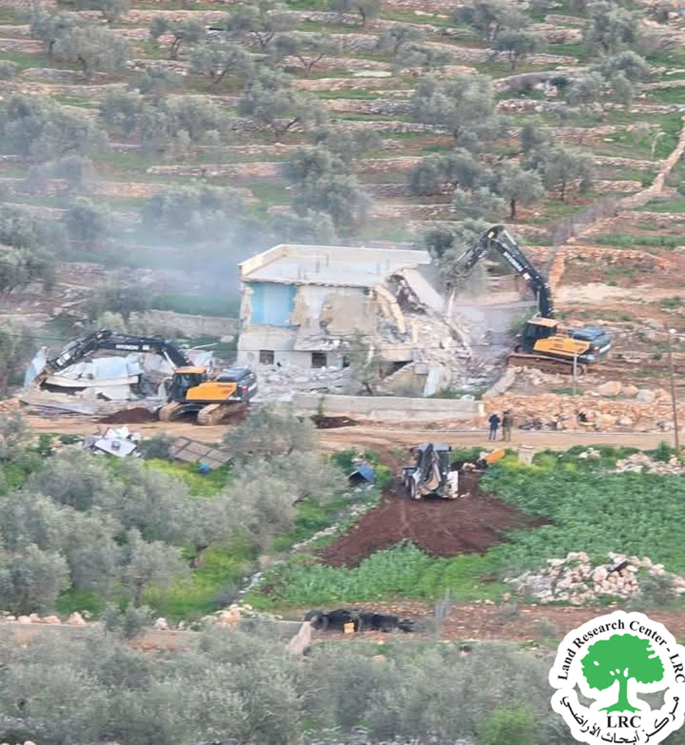 الاحتلال الإسرائيلي يهدم مسكناً مأهولاً ومنشآت زراعية في بلدة كفر الديك غرب سلفيت | LRC