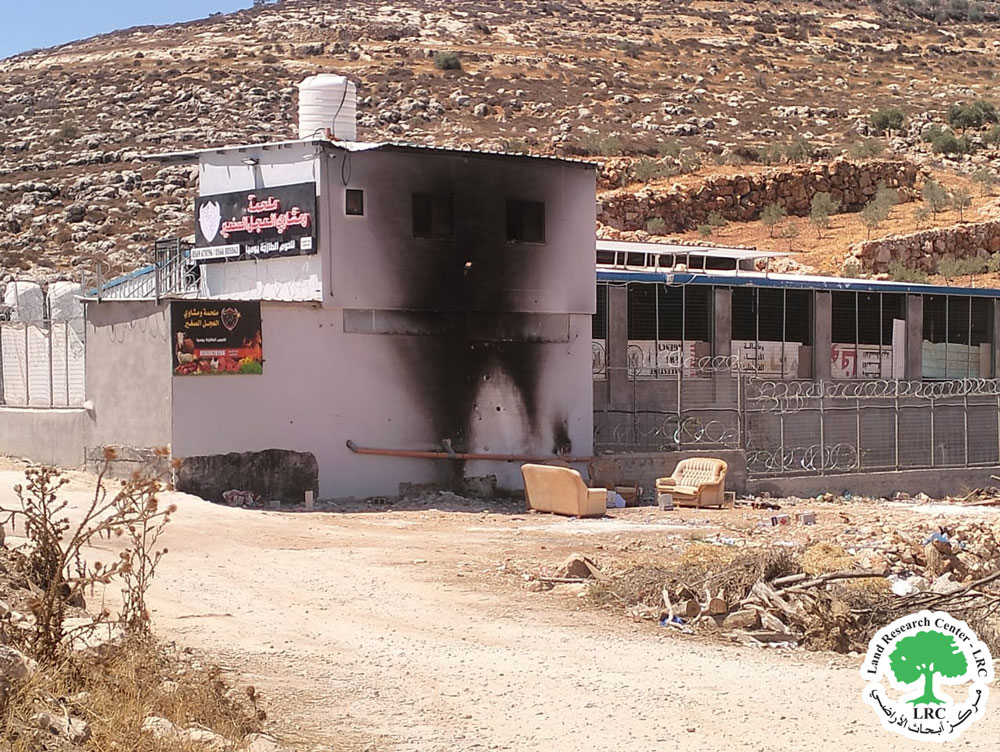 مستعمرون يحرقون مزرعة لتربية العجول في خربة أبو فلاح شمال رام الله | LRC