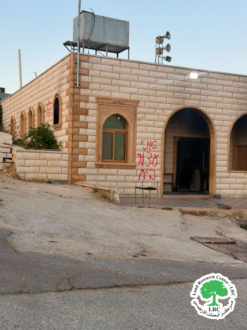 مستعمرون يهاجمون  قرية التواني ويحاولون إحراق مسجد وعدداً من المنازل في مسافر يطا / محافظة الخليل | LRC