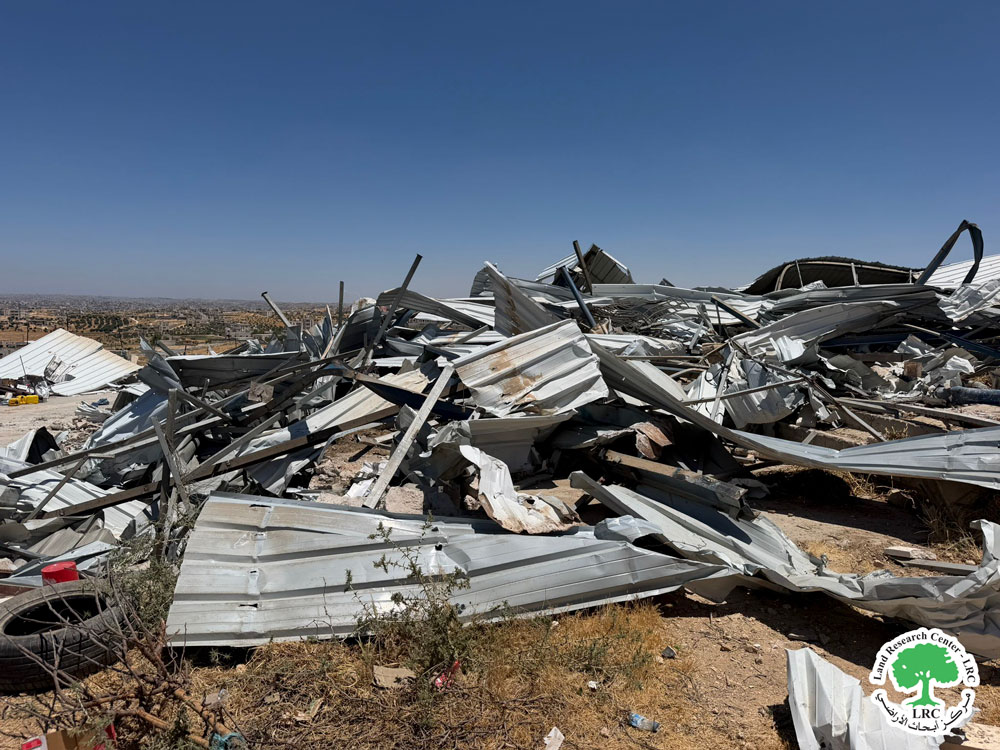 الاحتلال يهدم مساكن ومنشآت زراعية في منطقة غزيوي جنوب بلدة يطا جنوب الخليل | LRC