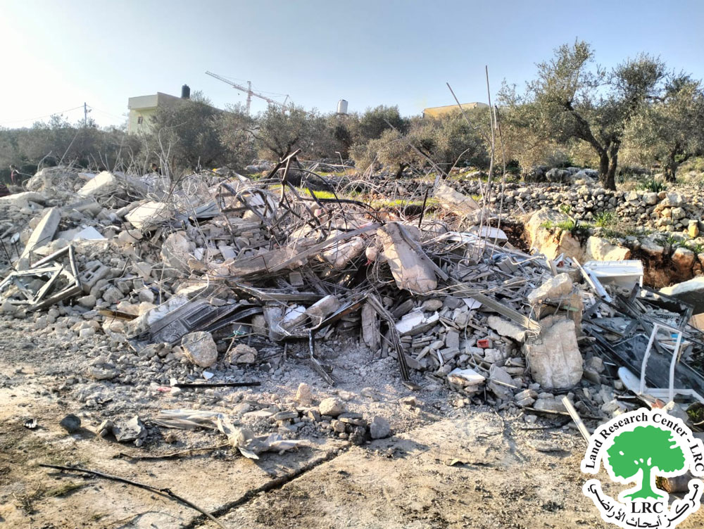الاحتلال الإسرائيلي يهدم مسكناً مأهولاً ومسكن زراعي  في بلدة كفر الديك / محافظة سلفيت | LRC